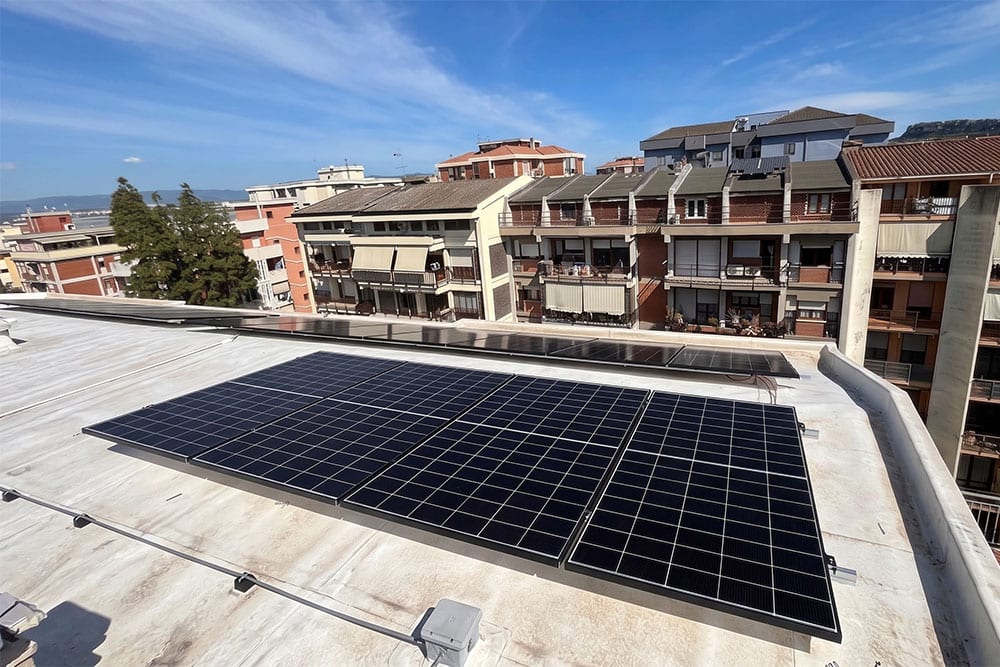 Installazione di un impianto fotovoltaico su tetto piano a Cagliari, esempio di investimento con detrazione fiscale del 50% o sconto in fattura.