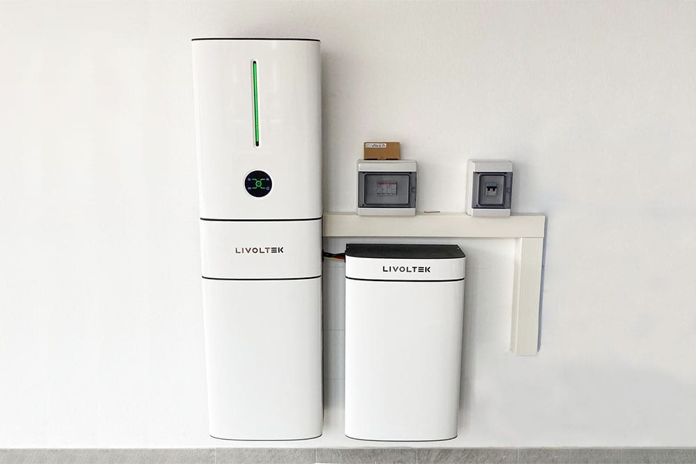 Inverter e batterie di accumulo per impianto fotovoltaico a marchio Livoltek installati a parete. Configurazione con impostazione Zero Export per massimizzare l'autoconsumo domestico in Sardegna.